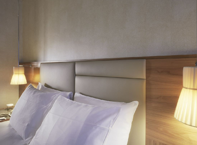 Letto con testata in pelle